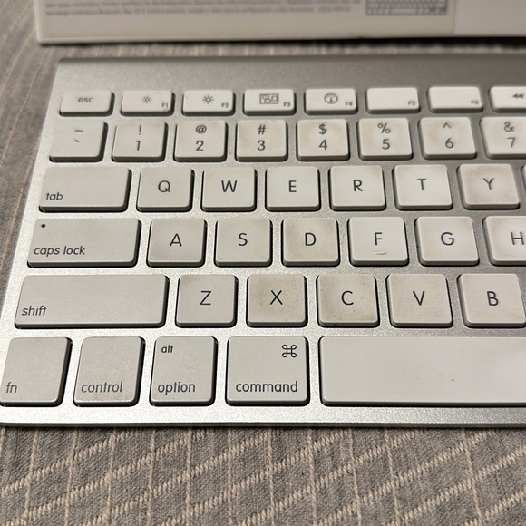 Apple Wireless Keyboard Model No. A1314 - Picture 6 of 12